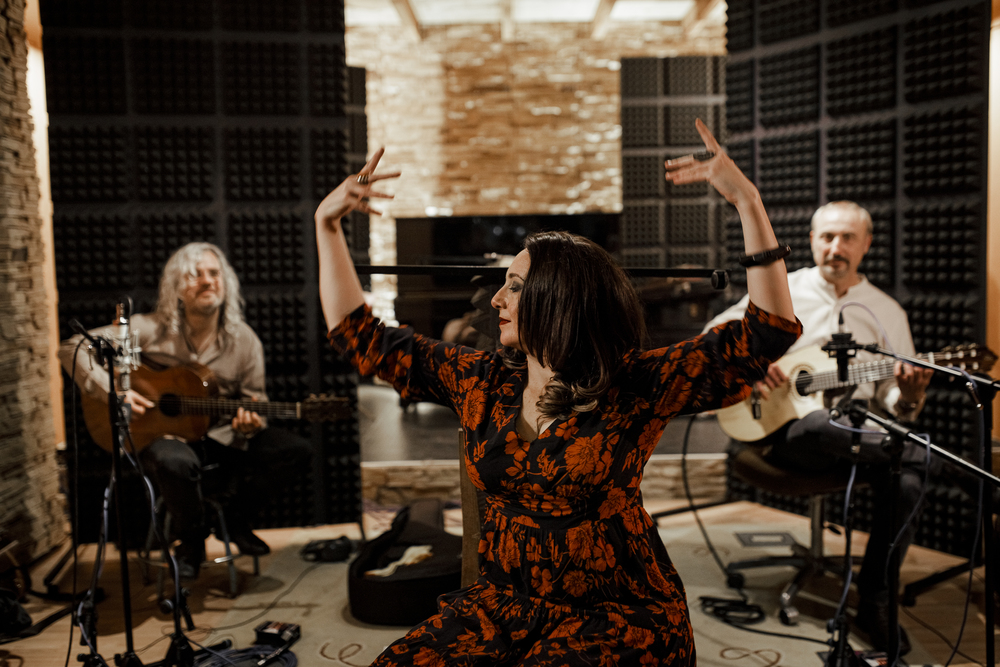 Cris Blasco cantando en estudio