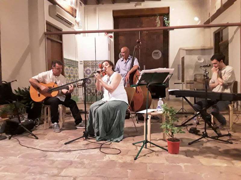 Cris Blasco ensayando con músicos